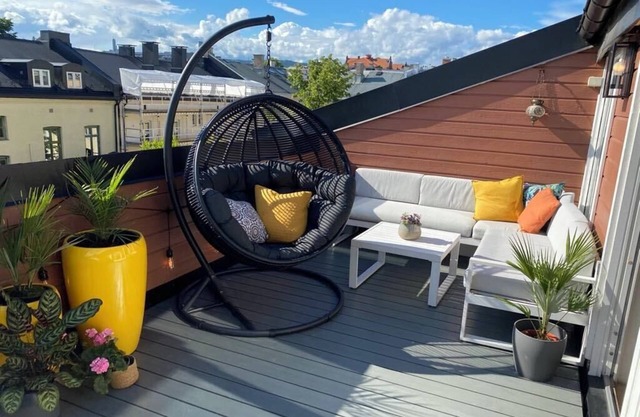 Large apartment with sunny roof terrace and parking