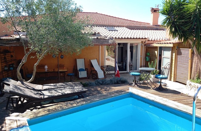 Large art deco apartment 50 metres from the beach
