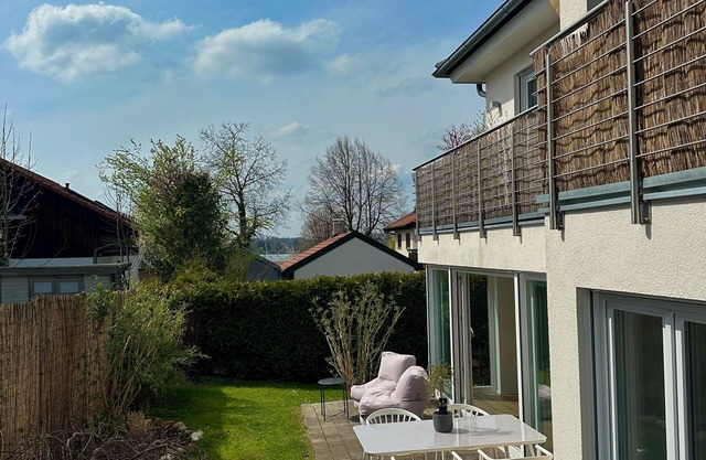 Large, bright garden apartment directly on Wörthsee