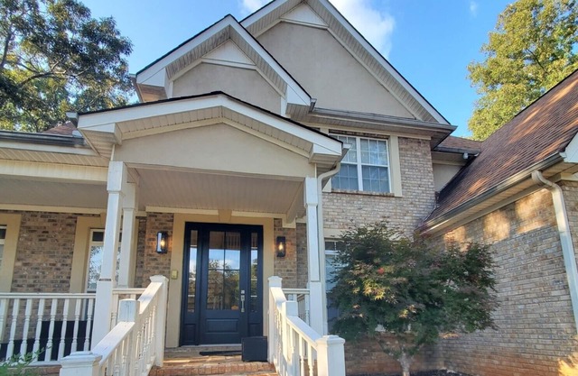 Large but cozy designer 4-bedroom house with WiFi & AC in fabulous Douglasville