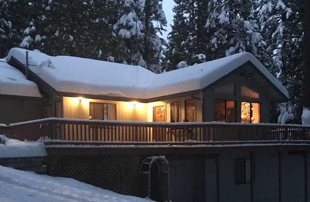 Large cabin, Big Trees State Park, w/deck/movie-theater/game-rooms/dog friendly