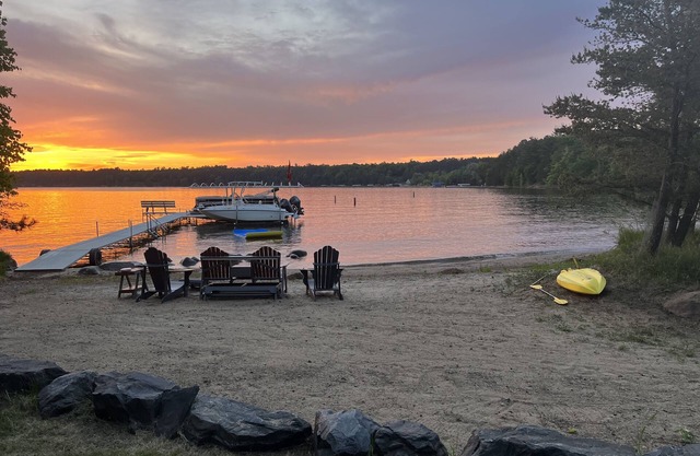 Large Cabin with Sandy Beach Lakefront on Whitefish Chain and lakeview Hot tub!