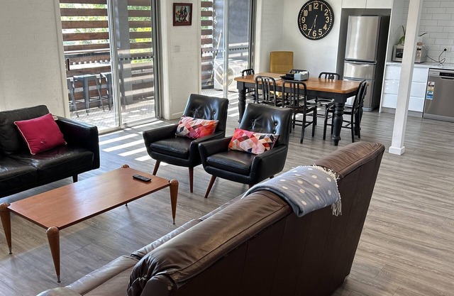 Large CBD Apartment Dubbo- Sleeps 7 with 2 Bathrooms