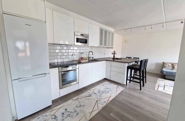 Large Central Apartment in Gated Community - 3 Bedrooms - Up to 7 Guests
