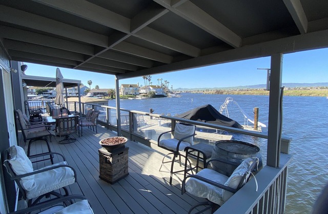 Large Comfortable Waterfront Discovery Bay Home, new dock: up to 18 Guests