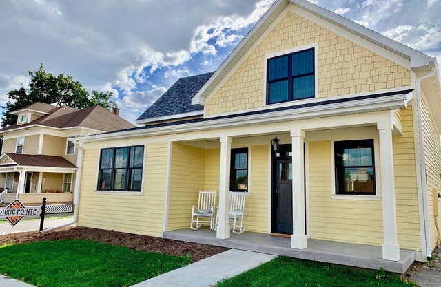 Large Cozy Home in Heart of downtown Pella