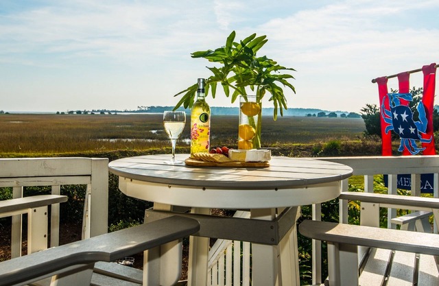 Large Deck with Awesome Ocean & Marsh View! Free WiFi! Free Hunting Island pass!