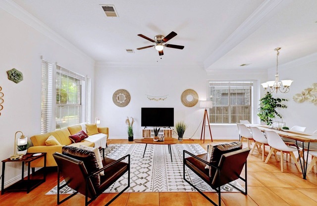 Large Dog Friendly House w/Fenced yard! Sleeps 14