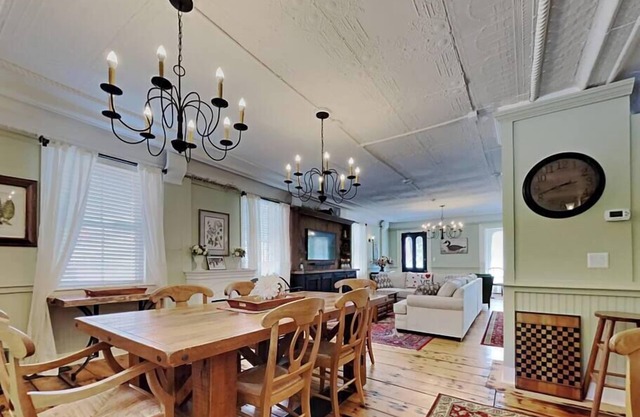 Large Elegant Historic 2BR, Walk to restaurants!