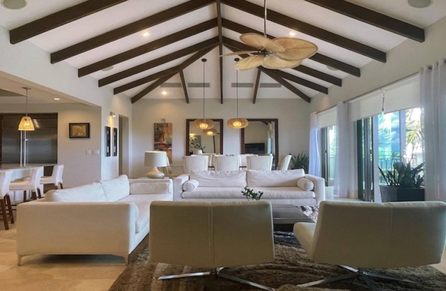 Large Elegant Penthouse Retreat, Beach, Pool, Golf Cart. Perfect for Families