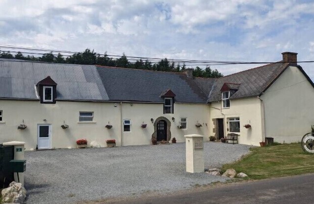 Large Family Friendly farmhouse with Pool, Hot-tub , Bar and Games Room.