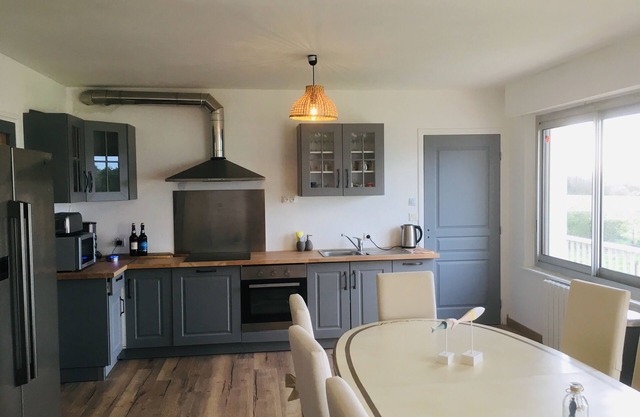 Large family home for 12-16 people near the beach