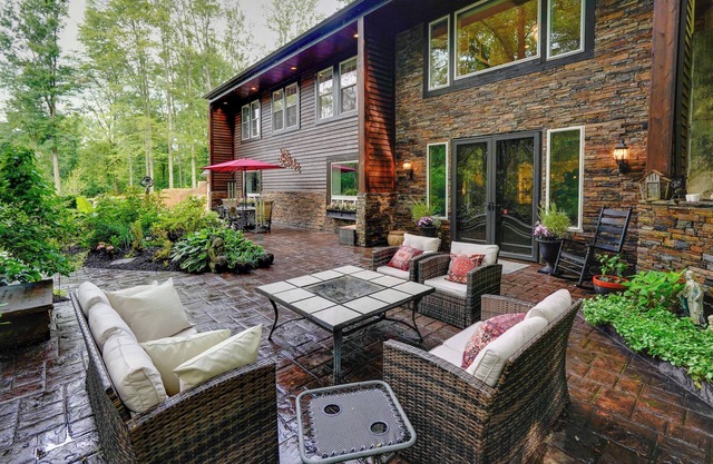 Large Family Home w/Patios, Gas Grill + Fire Pit!