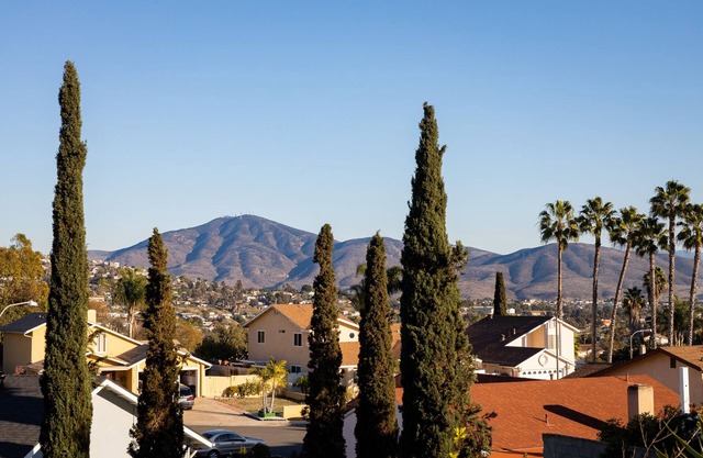 Large family home with pool, barbecue and mountain views!