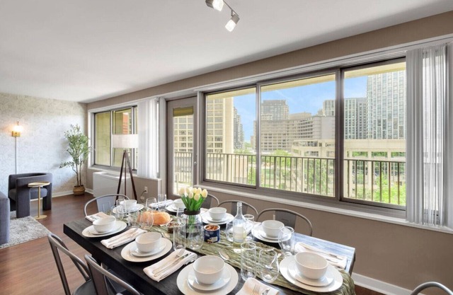 Large Family Suite, 5 min to DCA, Private Balcony