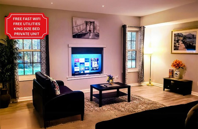 Large garden appt, private access, modern kitchen, laundry, King bed, 4min shops