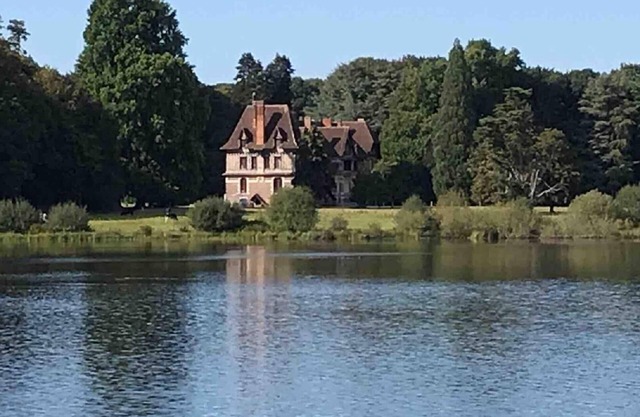 Large gîte in the heart of the Brocéliande forest, unique view of the Pas du Houx pond