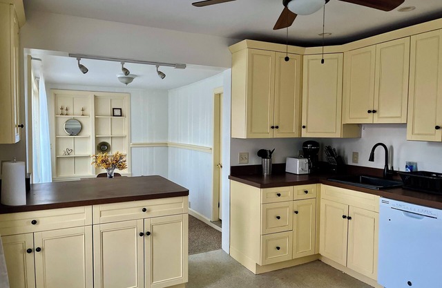 Large Home in Greenfield Sleeps 8, w/4 bedrooms & 3 baths