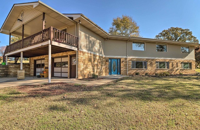 Large Home w/Games: Walk to Bull Shoal Lake!