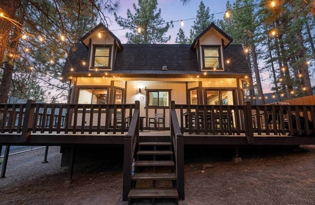 large house 10 minutes walk to Ski slope with game room