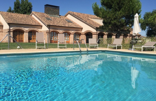 Large house for families up to 24 pax. 15 minutes from Salamanca. Barbecue, A/C and WIFI