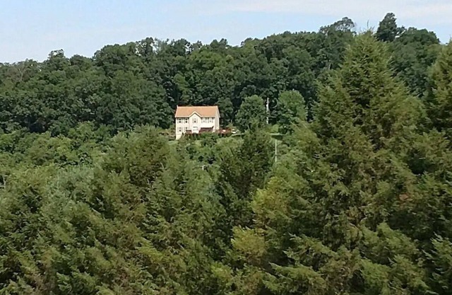 Large house that sleeps 10 on 15 acres near Heritage Rail Trails, Glen Rock, PA