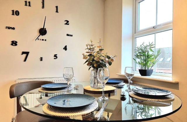 Large House with Free Parking and Long Stay Offers