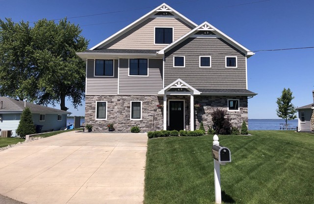 Large Lake House - 4 Bedroom - EAA Oshkosh