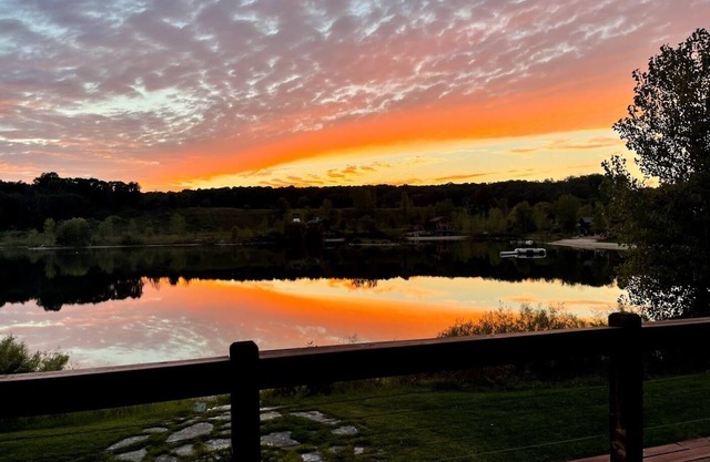 Large lakefront Cabin w/year-round activities & enough beds for everyone!