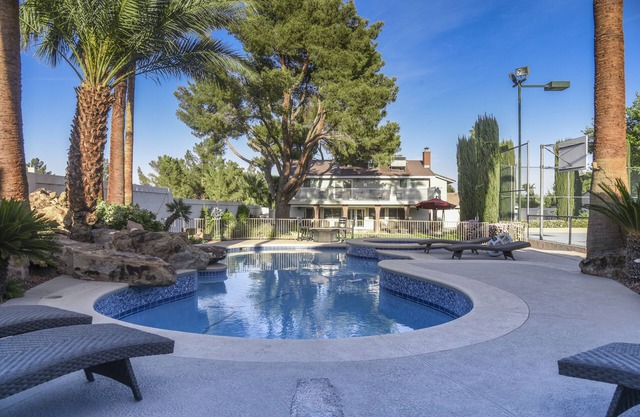 Large, Luxurious 5 Bed, 4 Bath Resort Villa, 3/4 Acre Tennis/Basketball Courts