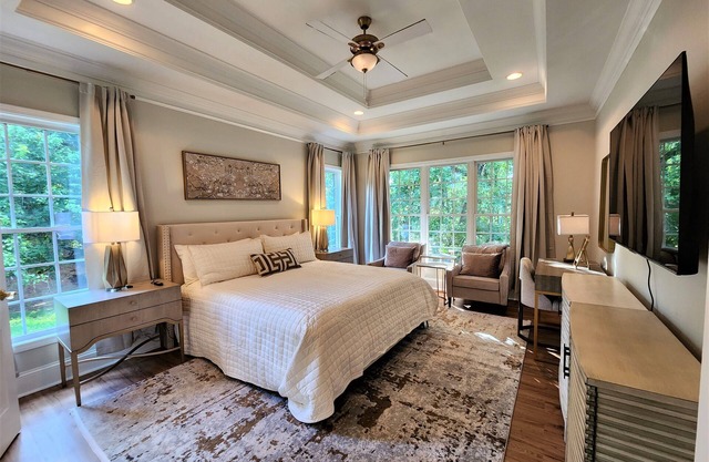 Large Luxury Home- 4 KING Bdr+ 2 Bdr Awesome Entertaining Rm for 12- UGA 4 miles