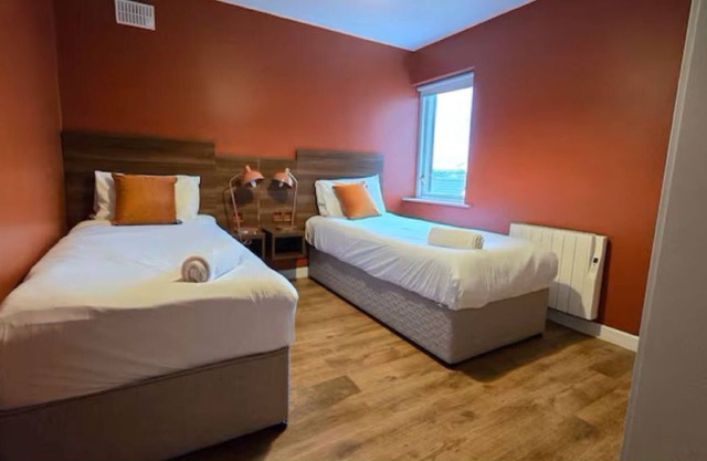 Large modern 3 Bed, 3 bathroom, Sleeps 7.