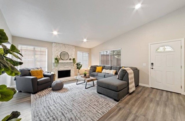 Large Modern 4B2B * King bed *Pool * 70"TV