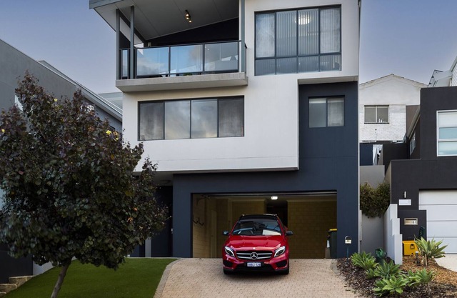 Large Modern Home close to Scarborough Beach