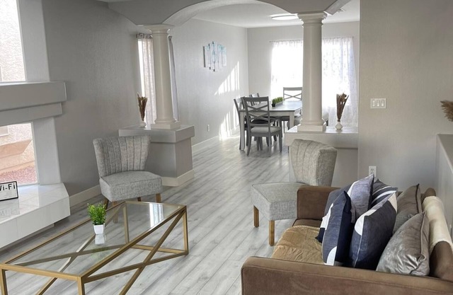 Large modern home, perfect for large groups. Minutes from the strip.