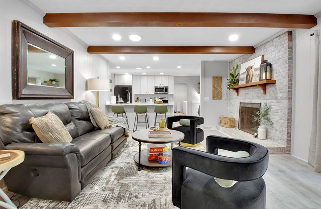 Large/Modern Home, Walk to Paris Mtn. State Park