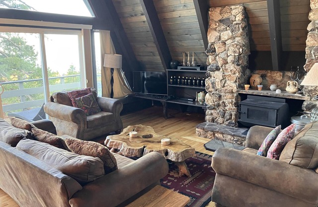 Large mountain home with amazing lakeviews.