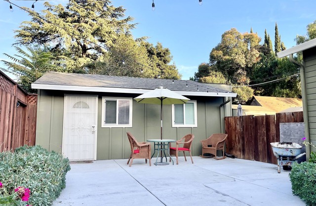 Large New Modern Guest House + Laundry + Garden