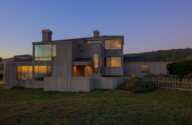 Large Ocean Front home. Dog Friendly located on Wild Iris