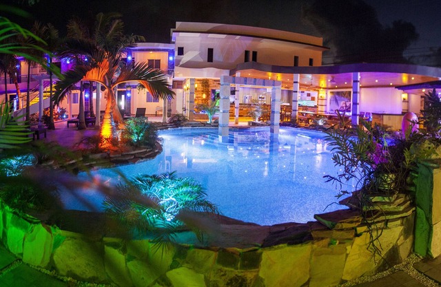 Large party complex steps from beaches/shops/bars, 25 bedrooms/25 bathrooms