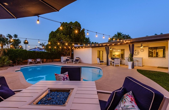 Large Pool and Entertainers Delight Yard!