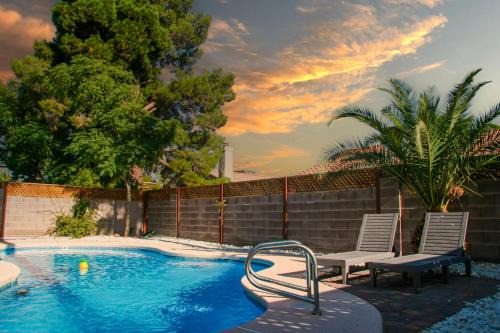 Large Pool & Patio Cozy Single Story Family House