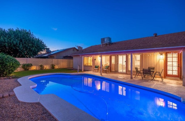 Large Pool With Diving Board, Remodeled 3bdrm, Near State Farm STDM and More!