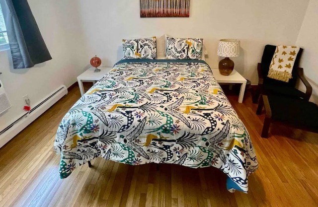 Large private 2 bedroom apartment North of CHICAGO