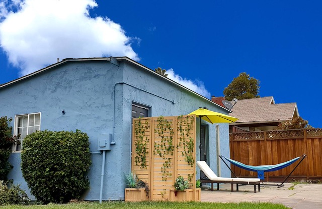 Large Private Oasis with Yard Space, Minutes to Downtown