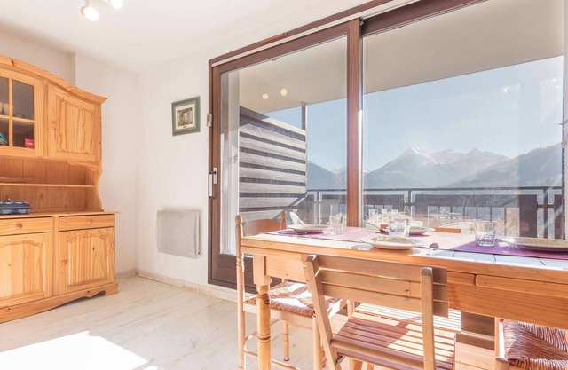 Large quiet studio for 5, parking, balcony, Briançon