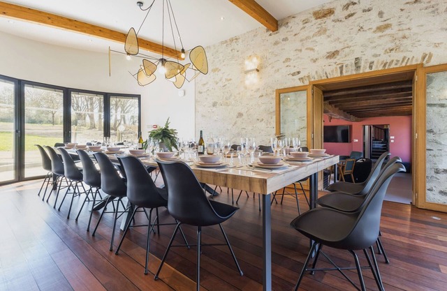Large renovated countryside house with parking and relaxation area