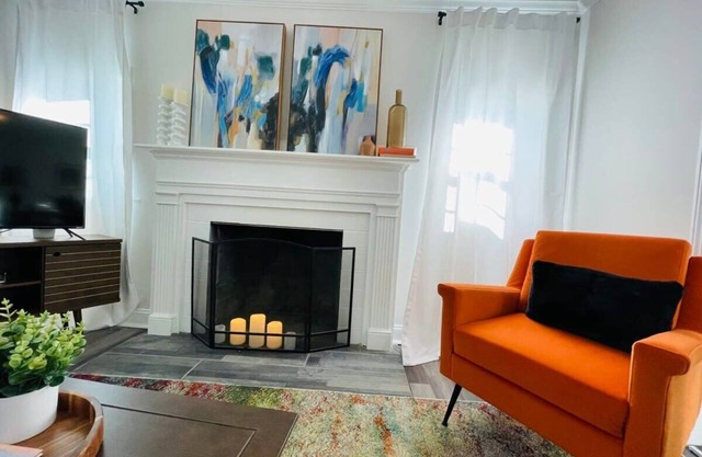 Large, Renovated On E. Lake Park! Comfy Cottage