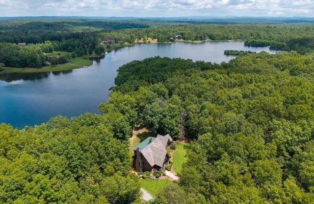 Large secluded 3 bedroom Cabin!