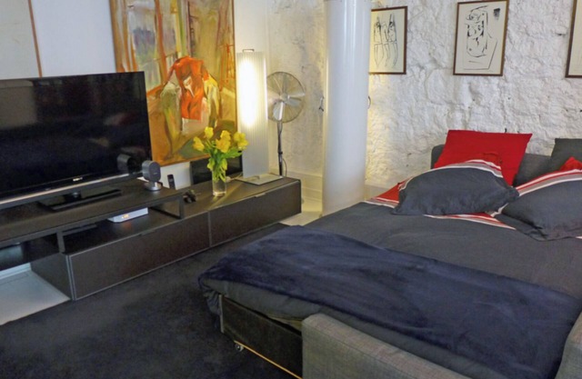 Large studio 2 rooms on a charming and popular street in the Marais